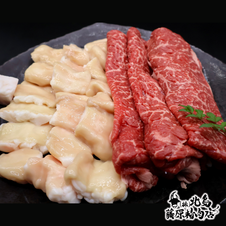 牛モモ300gとホソ100g×3パックのすき焼きセット。もつ鍋とすき焼きの美味しさを楽しむ新感覚の一品。